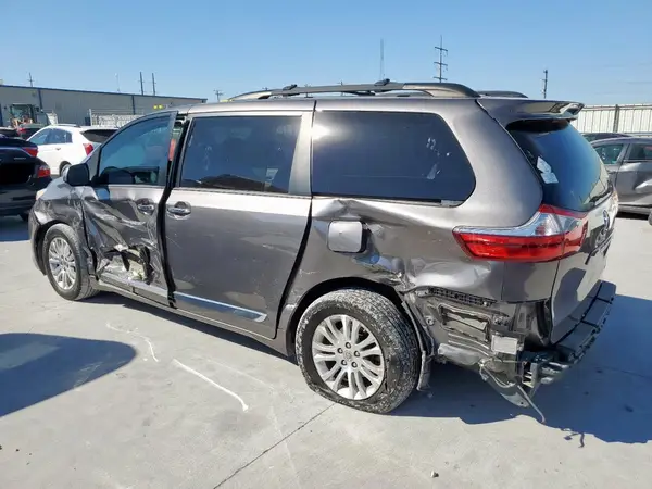 5TDYZ3DC7HS893002 2017 TOYOTA SIENNA - Image 2