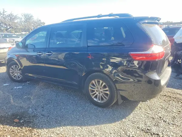 5TDYZ3DC7HS893243 2017 TOYOTA SIENNA - Image 2