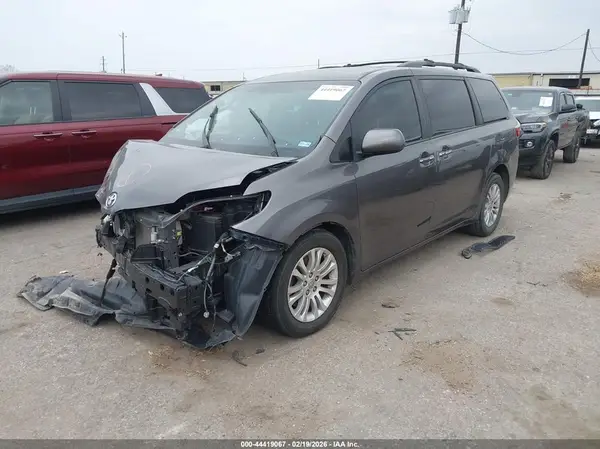 5TDYZ3DC7HS897261 2017 TOYOTA SIENNA - Image 2
