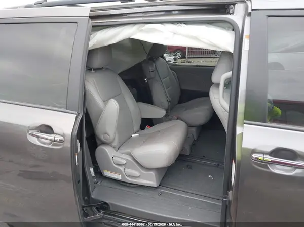 5TDYZ3DC7HS897261 2017 TOYOTA SIENNA - Image 8