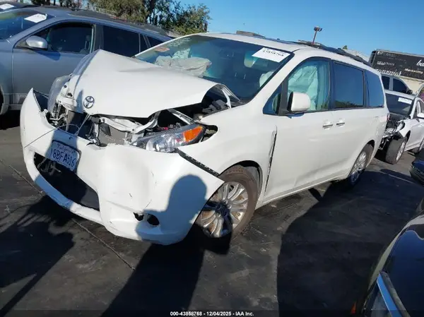 5TDYZ3DC7HS897678 2017 TOYOTA SIENNA - Image 2