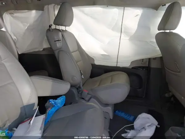 5TDYZ3DC7HS897678 2017 TOYOTA SIENNA - Image 8