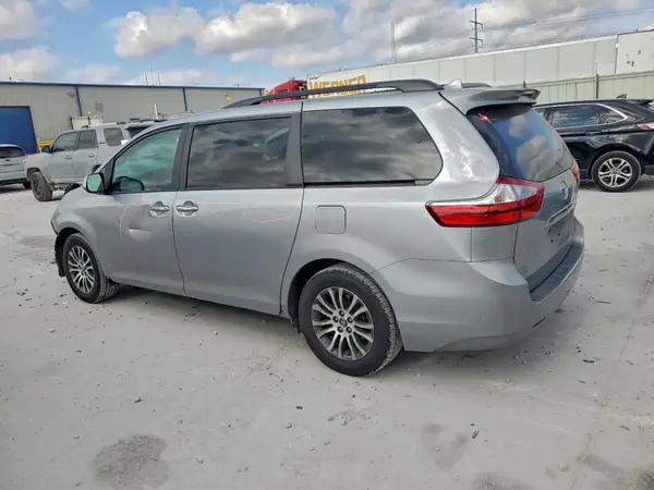 5TDYZ3DC7JS901976 2018 TOYOTA SIENNA - Image 2