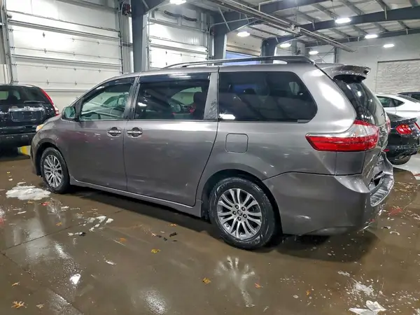 5TDYZ3DC7JS902237 2018 TOYOTA SIENNA - Image 2