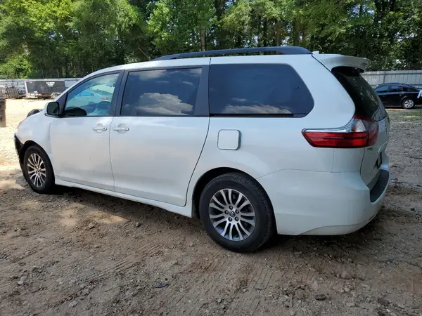 5TDYZ3DC7JS905865 2018 TOYOTA SIENNA - Image 2