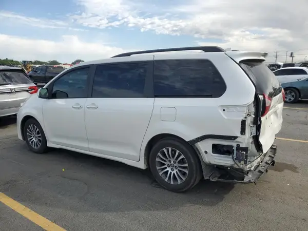 5TDYZ3DC7JS907308 2018 TOYOTA SIENNA - Image 2