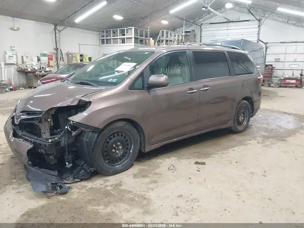 5TDYZ3DC7JS907342 2018 TOYOTA SIENNA - Image 2
