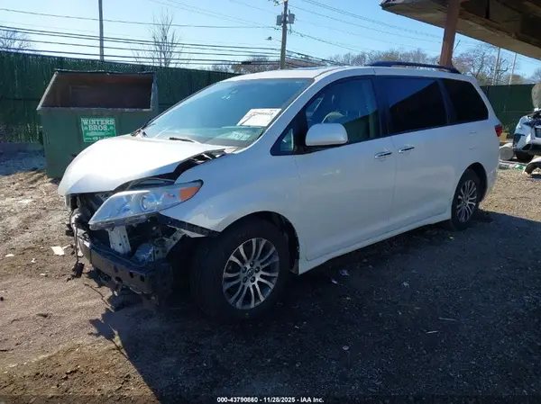 5TDYZ3DC7JS909950 2018 TOYOTA SIENNA - Image 2