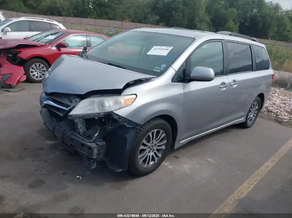 5TDYZ3DC7JS911472 2018 TOYOTA SIENNA - Image 2