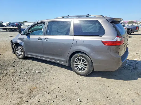 5TDYZ3DC7JS914002 2018 TOYOTA SIENNA - Image 2