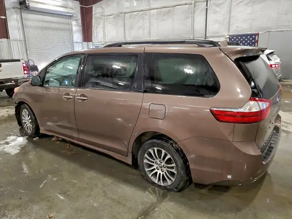 5TDYZ3DC7JS914730 2018 TOYOTA SIENNA - Image 2