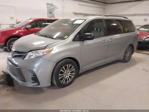 5TDYZ3DC7JS916106 2018 TOYOTA SIENNA - Image 2