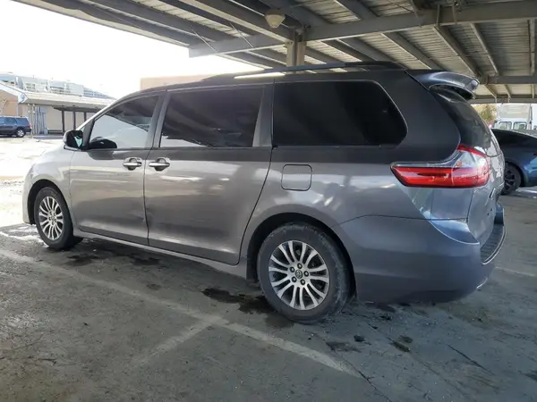 5TDYZ3DC7JS917224 2018 TOYOTA SIENNA - Image 2
