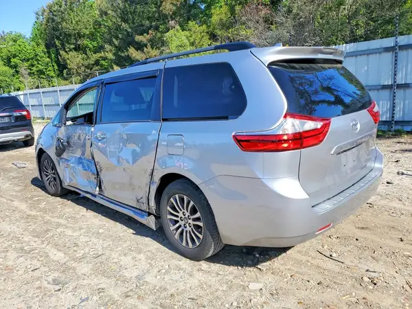 5TDYZ3DC7JS917403 2018 TOYOTA SIENNA - Image 2