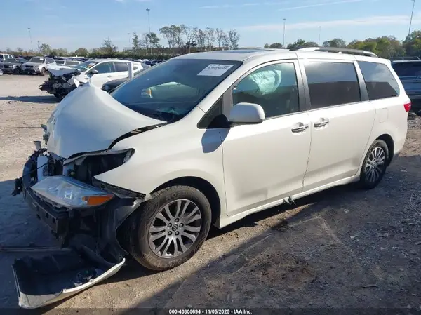5TDYZ3DC7JS923119 2018 TOYOTA SIENNA - Image 2