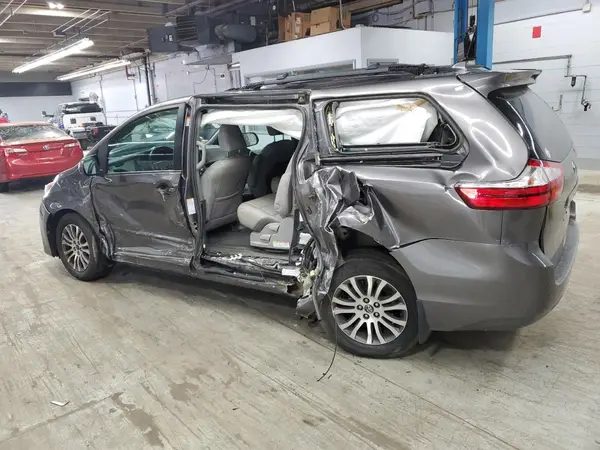 5TDYZ3DC7JS924089 2018 TOYOTA SIENNA - Image 2