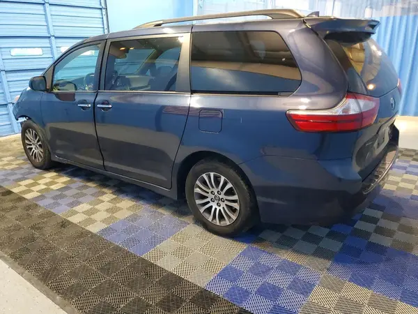5TDYZ3DC7JS925274 2018 TOYOTA SIENNA - Image 2