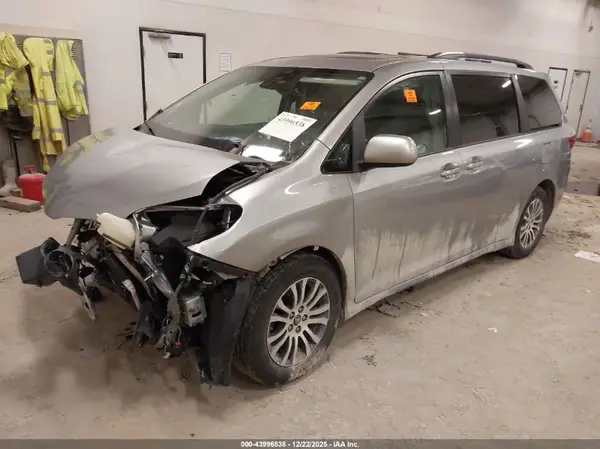 5TDYZ3DC7JS928336 2018 TOYOTA SIENNA - Image 2