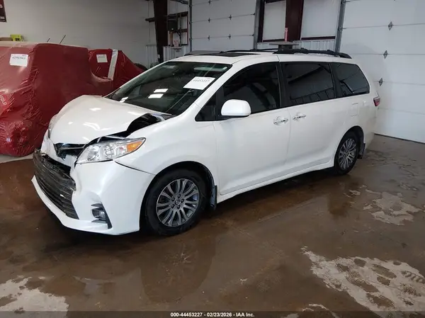 5TDYZ3DC7JS931723 2018 TOYOTA SIENNA - Image 2
