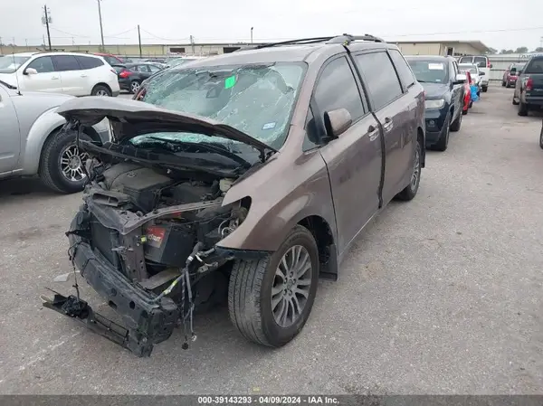 5TDYZ3DC7JS934623 2018 TOYOTA SIENNA - Image 2