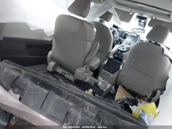 5TDYZ3DC7JS934623 2018 TOYOTA SIENNA - Image 8