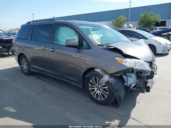 5TDYZ3DC7JS934752 2018 TOYOTA SIENNA - Image 1