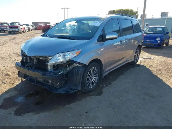 5TDYZ3DC7JS935819 2018 TOYOTA SIENNA - Image 2