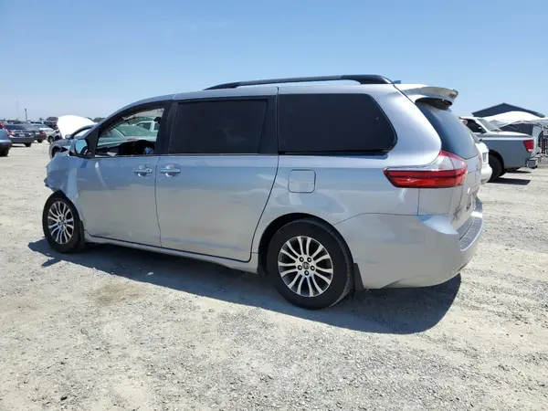 5TDYZ3DC7JS936890 2018 TOYOTA SIENNA - Image 2