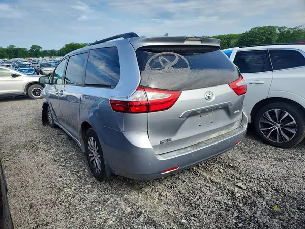 5TDYZ3DC7JS938249 2018 TOYOTA SIENNA - Image 2