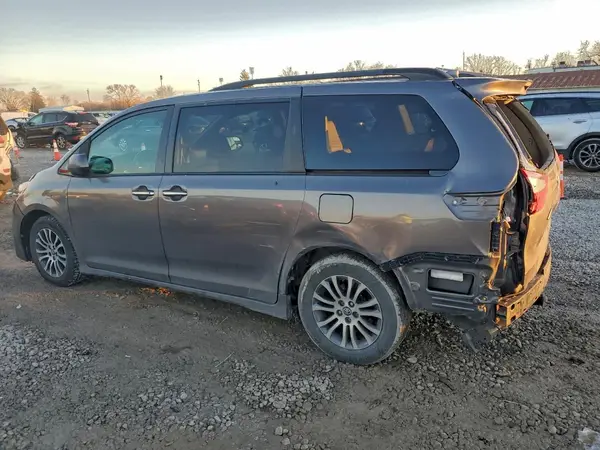 5TDYZ3DC7JS941250 2018 TOYOTA SIENNA - Image 2