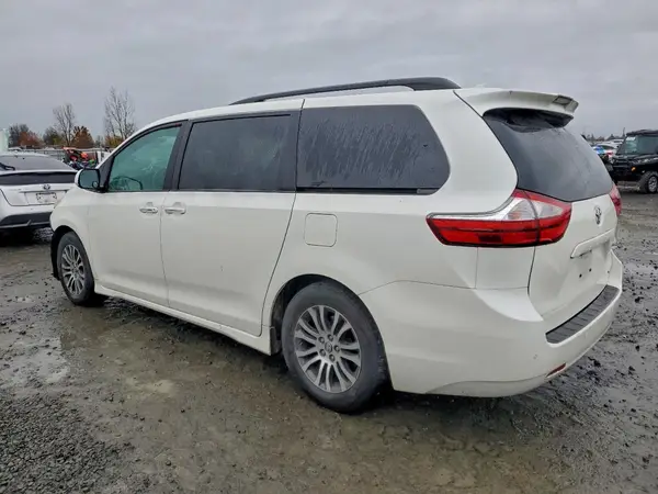 5TDYZ3DC7JS941670 2018 TOYOTA SIENNA - Image 2