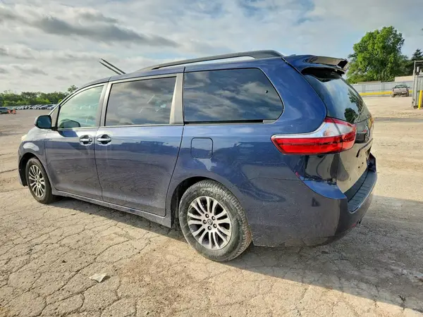 5TDYZ3DC7JS943449 2018 TOYOTA SIENNA - Image 2