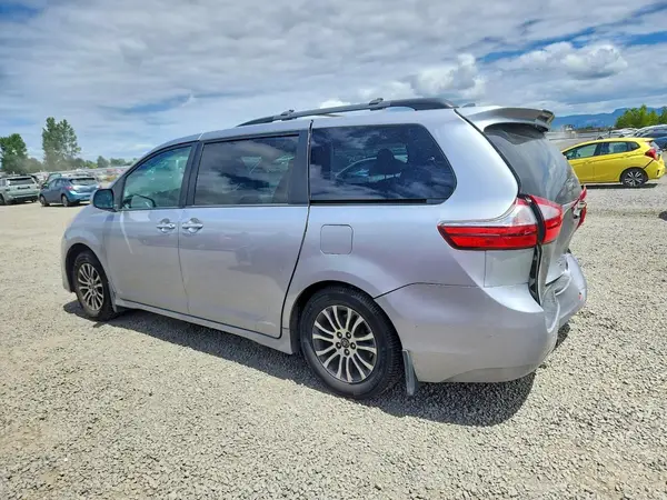 5TDYZ3DC7JS944665 2018 TOYOTA SIENNA - Image 2