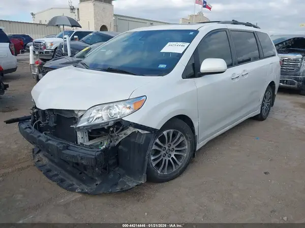 5TDYZ3DC7JS947792 2018 TOYOTA SIENNA - Image 2