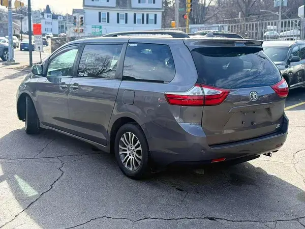 5TDYZ3DC7JS948070 2018 TOYOTA SIENNA - Image 2