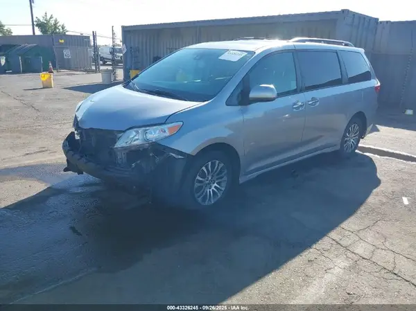 5TDYZ3DC7JS948201 2018 TOYOTA SIENNA - Image 2