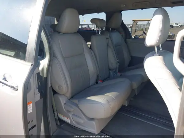 5TDYZ3DC7JS948201 2018 TOYOTA SIENNA - Image 8