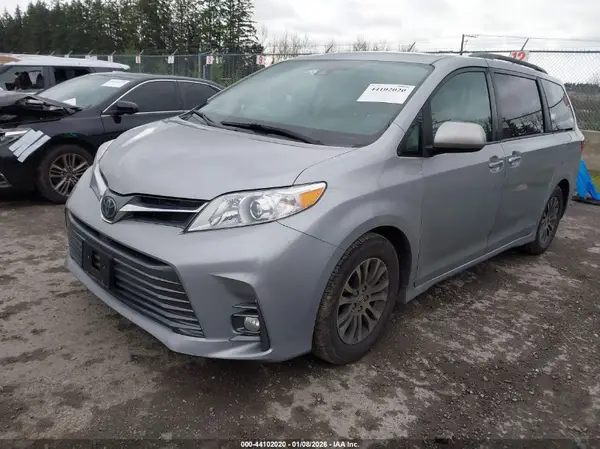 5TDYZ3DC7JS950840 2018 TOYOTA SIENNA - Image 2