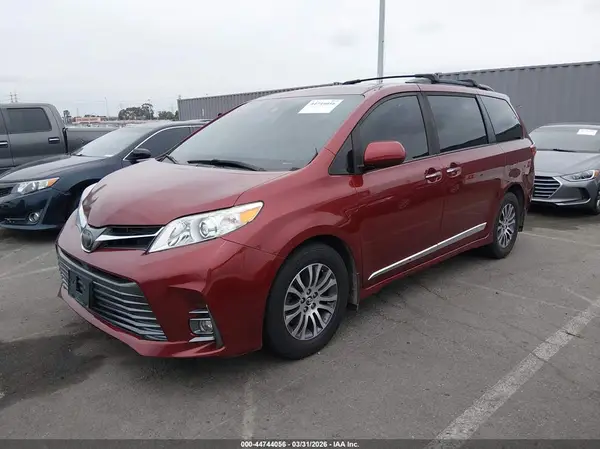 5TDYZ3DC7JS951924 2018 TOYOTA SIENNA - Image 2