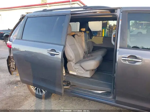 5TDYZ3DC7JS955455 2018 TOYOTA SIENNA - Image 8