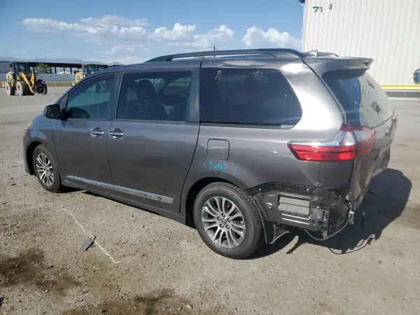 5TDYZ3DC7JS955987 2018 TOYOTA SIENNA - Image 2
