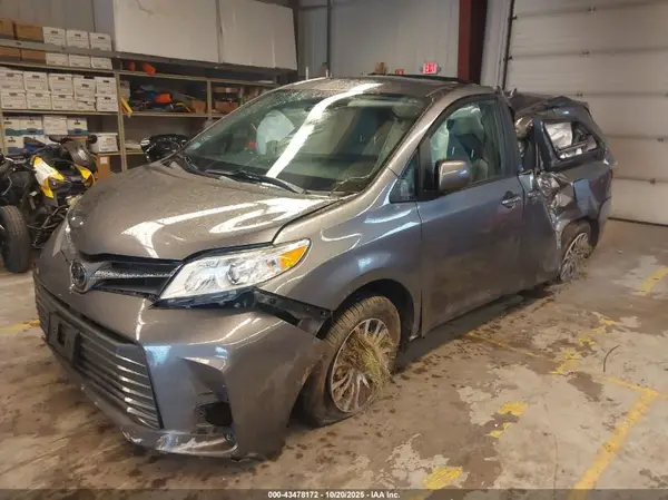 5TDYZ3DC7JS957996 2018 TOYOTA SIENNA - Image 2