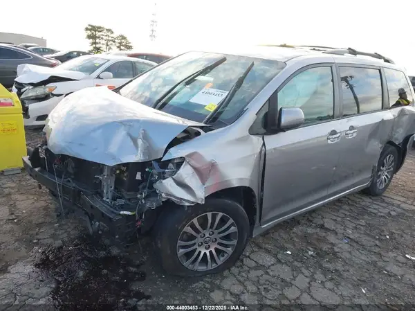5TDYZ3DC7JS959182 2018 TOYOTA SIENNA - Image 2