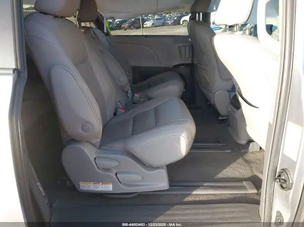 5TDYZ3DC7JS959182 2018 TOYOTA SIENNA - Image 8