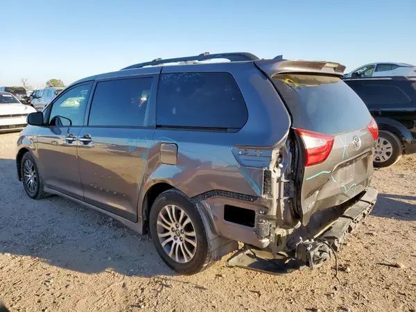 5TDYZ3DC7JS961207 2018 TOYOTA SIENNA - Image 2