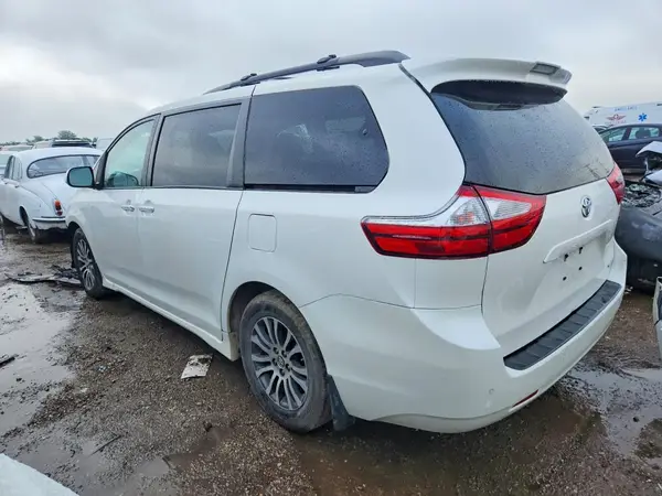 5TDYZ3DC7KS009857 2019 TOYOTA SIENNA - Image 2