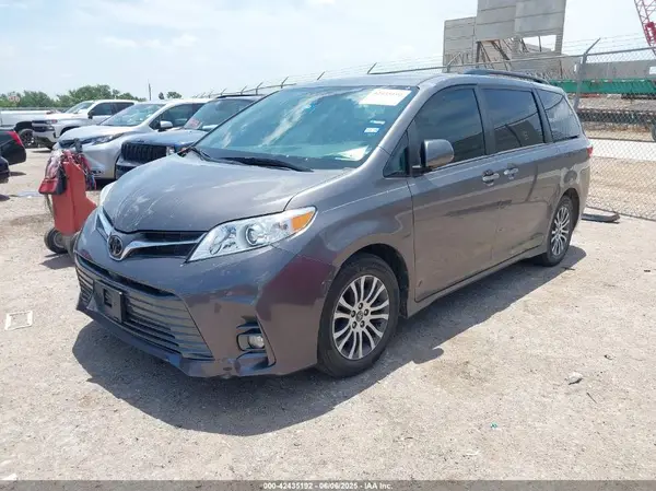 5TDYZ3DC7KS975576 2019 TOYOTA SIENNA - Image 2