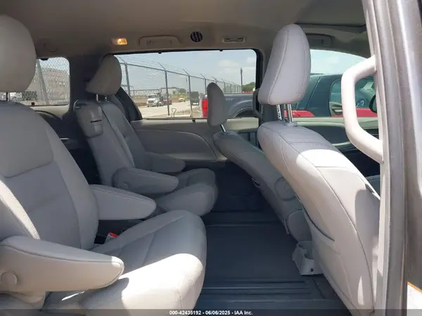 5TDYZ3DC7KS975576 2019 TOYOTA SIENNA - Image 8