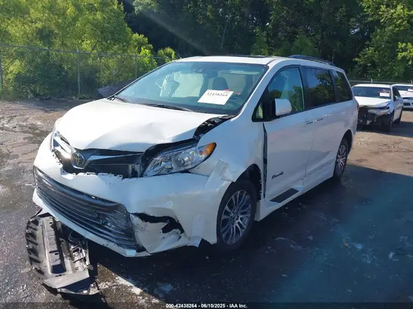 5TDYZ3DC7KS979028 2019 TOYOTA SIENNA - Image 2