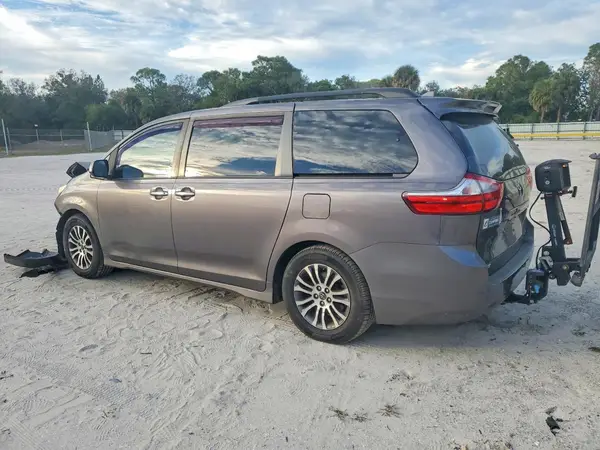 5TDYZ3DC7KS995245 2019 TOYOTA SIENNA - Image 2